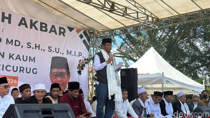 Cawapres nomor urut 3 Mahfud Md saat menghadiri kegiatan di Sukabumi.