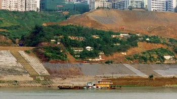 Chongqing tidak tiba-tiba menjadi kota modern. Sebgaian besar penduduknya tinggal di desa. Ini adalah Wushan yang direkonstruksi di Sungai Yangtze (Yangzi), Kotamadya Chongqing, pada tahun 2006. Foto: via Business Insider