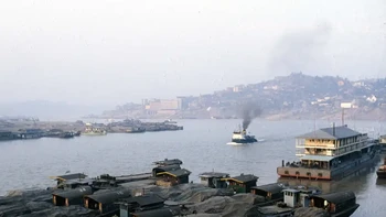 Chongqing adalah sebuah kota di barat daya China, dan merupakan kota terbesar di wilayah tersebut dengan populasi 30 juta jiwa. Foto ini adalah daerah Yangzi Jiang di Chongqing pada Desember 1980. Foto: via Business Insider