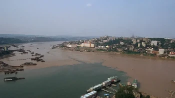 Chongqing secara historis perlahan berubah menjadi kota industri. Foto tahun 1997 ini menunjukkan gedung-gedung padat dan pelabuhan yang ramai. Foto: via Business Insider