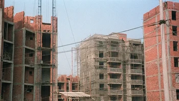Sebelum pembangunan kota-kota pedalaman di tingkat nasional, di China kemiskinan ekstrem di banyak wilayah termasuk Chongqing. Foto berikut adalah bangunan baru sedang dibangun di Chongqing pada Februari 1995. Foto: via Business Insider
