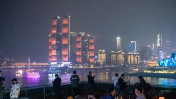 Seperti yang kita lihat sekarang, Chongqing berubah total. Banyak berseliweran di berbagai media sosial kekaguman para turis yang takjub dan menyebut Chongqing seperti di film-film fiksi ilmiah. Foto: via Business Insider