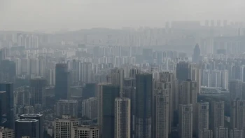 Kota ini adalah rumah bagi beberapa bangunan futuristik paling menonjol di China. Seperti Raffles City Building yang merupakan jembatan layang tertinggi di dunia, menghubungkan sebagian besar menara. Foto: via Business Insider