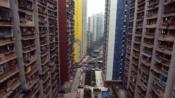 Pada pertengahan tahun 2000an, orang-orang dari pedesaan mulai pindah ke apartemen bertingkat tinggi di pusat kota Chongqing. Foto: via Business Insider