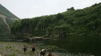 Secara historis, sebagian besar penduduk Chongqing tinggal di daerah pedesaan. Foto berikut adalah para tukang perahu tua menyeret perahu di sepanjang sungai di Xiushan Tujia pada 16 Juli 2008. Foto: via Business Insider