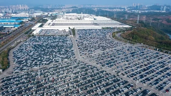 Investasi asing membantu menumbuhkan perekonomian kota pada akhir tahun 2000an. Termasuk salah satunya pabrik mobil asal AS Ford yang membuka pabrik di Chongqing. Ini adalah pabrik terbesar Ford di luar negaranya sendiri. Foto: via Business Insider