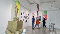 Contemporary Art Gallery TMII menyajikan pameran seni temporer yang berbeda di beberapa periode waktu. Pada pameran sebelumnya dilakukan selama tiga bulan dan pada pameran yang sedang berlangsung ini akan dijalankan selama sebulan.