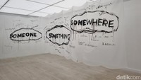 Pada saat detikTravel berkunjung Jumat (9/2/2024), terdapat pameran bertema Someone, Something, Somwhere. Pameran ini seolah membawa pengunjung untuk memperhatikan dampak plastik terhadap lingkungan sehari-hari.