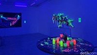 Selain soal plastik, tempat ini juga memiliki beberapa ruangan lainnya. Salah satu yang menarik adalah ruangan glow in the dark. Ruangan ini menyuguhkan penampilan seni yang dibalut dengan cat yang bercahaya di dalam gelap.
