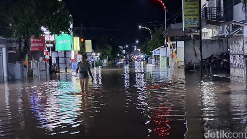 Daerah Aliran Sungai (DAS) Padolo Kota Bima, Nusa Tenggara Barat (NTB), meluap hingga merendam jalan dan pemukiman warga pada Jumat (9/2/2024) malam. (Foto: Rafiin/detikBali)