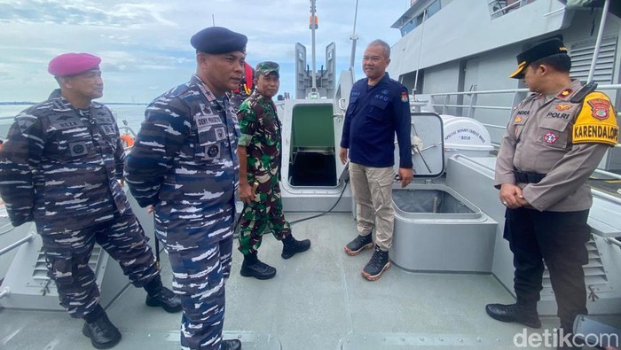 Danlantamal XIV Sorong Laksamana Pertama Deny Prasetyo saat mengecek kesiapan kapal perang pengangkut logistik KPUD Raja Ampat.