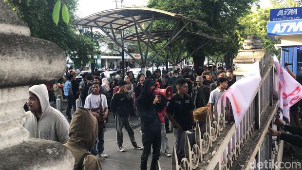 Ratusan mahasiswa geruduk Gedung DPRD DIY, Jumat (9/2/2024)