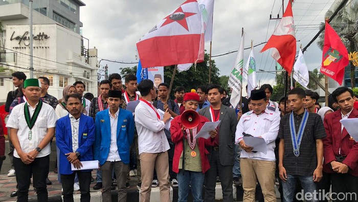 Demo Cipayung Plus di Kayutangan Kota Malang.