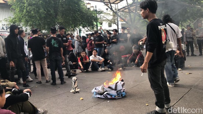 Ratusan mahasiswa geruduk Gedung DPRD DIY, Jumat (9/2/2024)