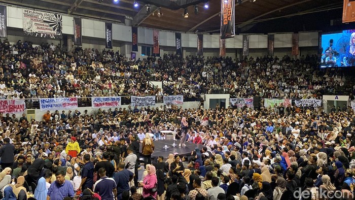 Ribuan orang hadiri acara Desak Anies di DBL Arena, Surabaya, Jumat (9/2/2024).