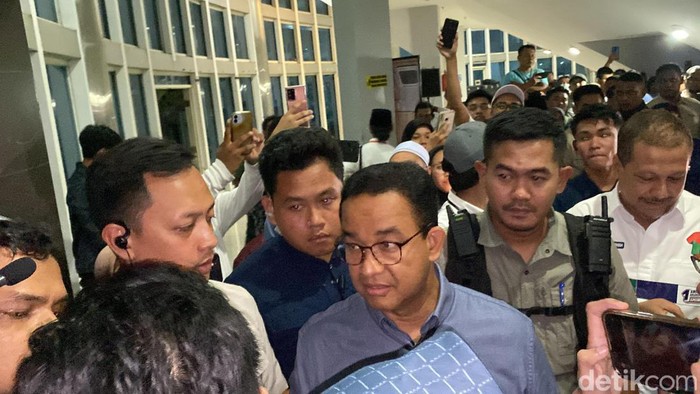 Ribuan orang hadiri acara Desak Anies di DBL Arena, Surabaya, Jumat (9/2/2024).