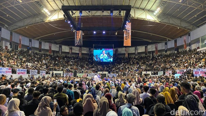 Capres nomor urut 2 Anies Baswedan menyapa pendukungnya dalam acara Desak Anies di DBL Arena, Surabaya, Jumat (9/2/2024).