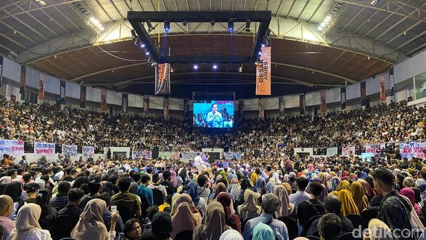 Capres nomor urut 1 Anies Baswedan menyapa pendukungnya dalam acara Desak Anies di DBL Arena, Surabaya, Jumat (9/2/2024).