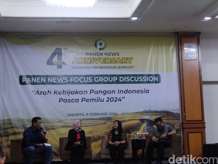 Sejumlah pekerja melakukan bongkar muat beras asal Thailand di Pelabuhan Ujung Baru, Medan Belawan, Medan, Sumatera Utara, Selasa (30/1/2024). Perum Bulog Sumatera Utara menerima sebanyak 12.500 ton beras yang akan dibagikan kepada keluarga penerima manfaat (KPM) selama tahun 2024.ANTARA FOTO/Yudi/nz