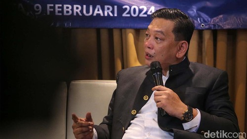 (kiri ke kanan) Fahri Bachmid, Abdul Chair Ramadhan, Margarito Kamis dan Andi Asrun saat menjadi pembicara dalam diskusi publik di Kawasan Cikini, Jakarta, Jumat (9/2/2024). Diskusi publik yang diselenggarakan oleh Persatuan Doktor Hukum Indonesia (PDHI) ini bertemakan Fenomena Infiltrasi Politisi di Kampus.