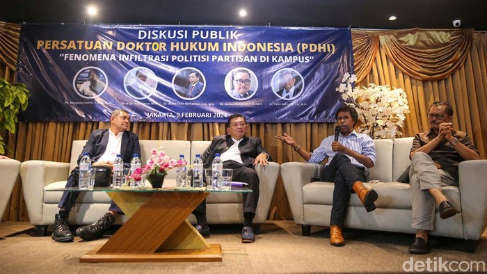 Diskusi Fenomena Infiltrasi Politisi Partisan di Kampus (kiri ke kanan) Fahri Bachmid, Abdul Chair Ramadhan, Margarito Kamis dan Andi Asrun saat menjadi pembicara dalam diskusi publik di Kawasan Cikini, Jakarta, Jumat (9/2/2024). Diskusi publik yang diselenggarakan oleh Persatuan Doktor Hukum Indonesia (PDHI) ini bertemakan Fenomena Infiltrasi Politisi di Kampus.