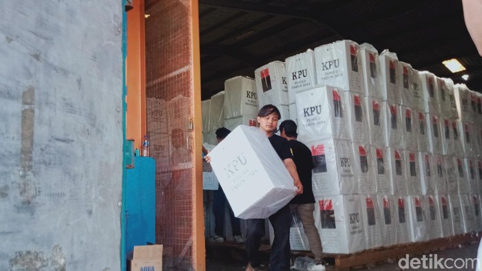 Distribusi logistik Pemilu 2024 di Klaten, Jumat (9/2/2024)