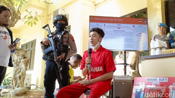 Dwi Setyawan alias Tuwir tersangka kasus sabu 541 gram diungkap Polrestabes Semarang. Rilis digelar Jumat (9/2/2024).