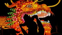 Tahun Baru Imlek 2024 jatuh pada 10 Februari 2024 yang merupakan tahun Naga Kayu. Dalam kebudayaan China, Naga Kayu dipercaya memiliki penuh energi serta melambangkan keberuntungan, kesuksesan, dan impian untuk mengubah dunia. (AP Photo/Andy Wong)