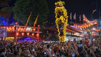 Pertunjukkan yang paling marak ditampilkan yaitu Barongsai. Di semua komunitas Tionghoa di dunia, Barongsai akan ditampilkan saat Imlek. Salah satunya pertunjukkan Barongsai di Malaysia ini. (AP Photo/Vincent Thian)