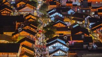 Di China, saat perayaan Imlek seluruh wilayah akan bermandikan cahaya. Rumah dan jalan akan dihiasi lampu. (Chinatopix Via AP)