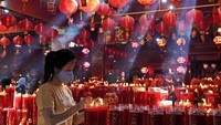 Warga keturunan Tionghoa di Indonesia juga ikut menyemarakkan Imlek. Saat Imlek, mereka akan beribadah di klenteng. (AP Photo/Dita Alangkara)