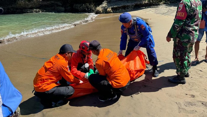 Evakuasi korban usai ditemukan menapung di laut