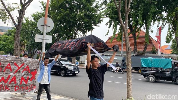 Gerakan Surabaya Melawan tolak politik dinasti di Taman Apsari.
