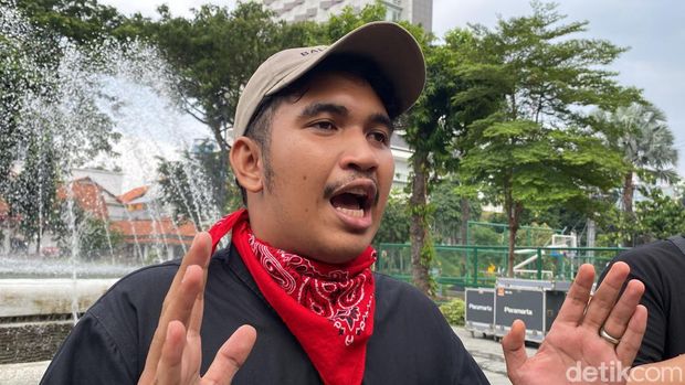 Gerakan Surabaya Melawan tolak politik dinasti di Taman Apsari.