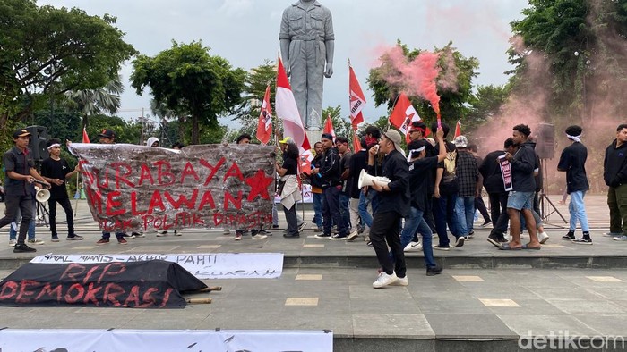 Gerakan Surabaya Melawan tolak politik dinasti di Taman Apsari.