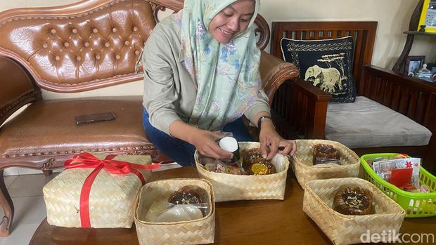 Hampers unik di Sukabumi, perpaduan khas Imlek dan Sunda.