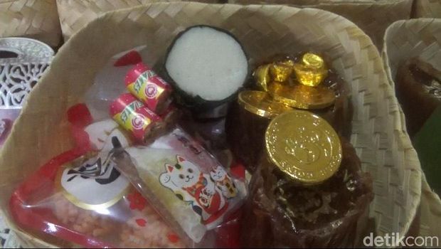 Hampers unik di Sukabumi, perpaduan khas Imlek dan Sunda.