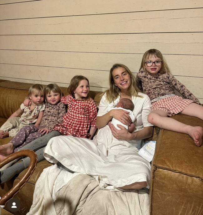 Hannah Neelaman adalah ibu yang tinggal di pedesaan Utah. Jauh dari hiruk pikuk perkotaan dia menjalani kehidupan yang tampak sederhana bersama suami dan kedelapan anaknya. Foto: Dok. Instagram