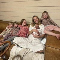 Hannah Neelaman adalah ibu yang tinggal di pedesaan Utah. Jauh dari hiruk pikuk perkotaan dia menjalani kehidupan yang tampak sederhana bersama suami dan kedelapan anaknya. Foto: Dok. Instagram