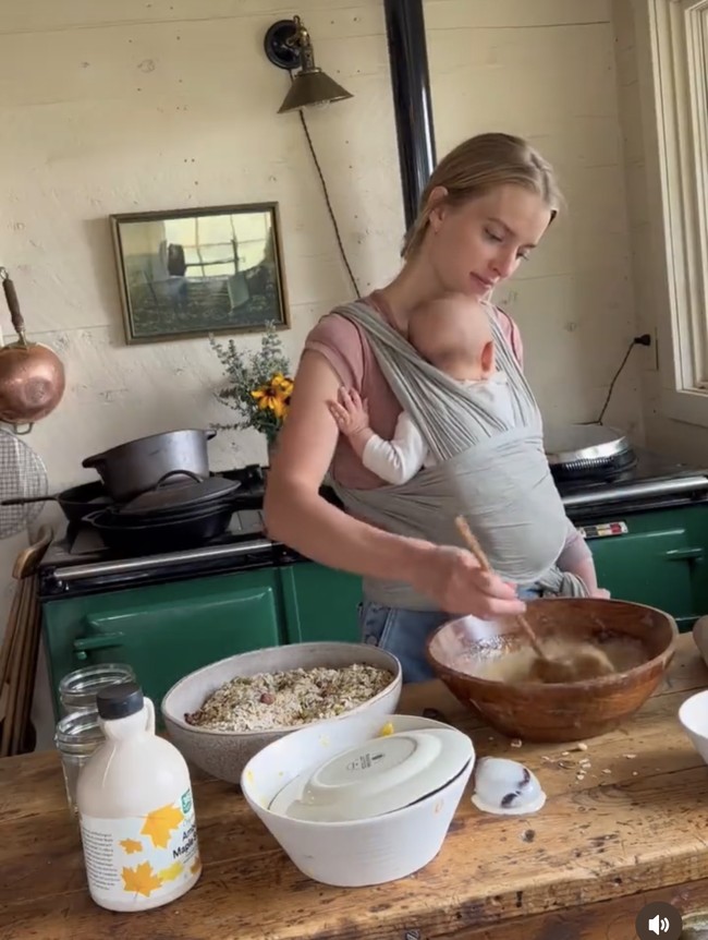 Mrs. World adalah ajang kecantikan tersebut menampilkan wanita menikah dari seluruh dunia berjuang untuk mendapatkan mahkota. Hannah tidak mendapatkan juara, namun dia cukup memukau juri perannya sebagai ibu, balerina, dan kehidupan menariknya di pedesaan.  Foto: Dok. Instagram