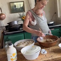 Mrs. World adalah ajang kecantikan tersebut menampilkan wanita menikah dari seluruh dunia berjuang untuk mendapatkan mahkota. Hannah tidak mendapatkan juara, namun dia cukup memukau juri perannya sebagai ibu, balerina, dan kehidupan menariknya di pedesaan.  Foto: Dok. Instagram