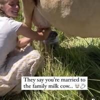 Bak cerita dongeng, Hannah mendokumentasikan kehidupannya di Instagramnya yang sering memetik bunga di kebun, memerah sapi, memasak yang dibantu oleh anak-anaknya. Foto: Dok. Instagram