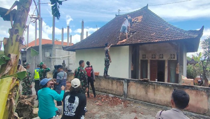 Hujan angin di wilayah Banjar Gelagah, Desa Kutampi, Kecamatan Nusa Penida, Kabupaten Klungkung, Bali, mengakibatkan rumah warga rusak pada Jumat (9/2/2024). (Foto: Istimewa)