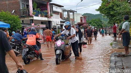 Hujan deras mengguyur sejumlah wilayah di Kabupaten Dompu, Nusa Tenggara Barat, Jumat (9/2/2024). Satu desa di Kecamatan Woja terendam banjir hingga arus lalin tersendat. (Foto: Faruk Nickyrawi/detikBali)