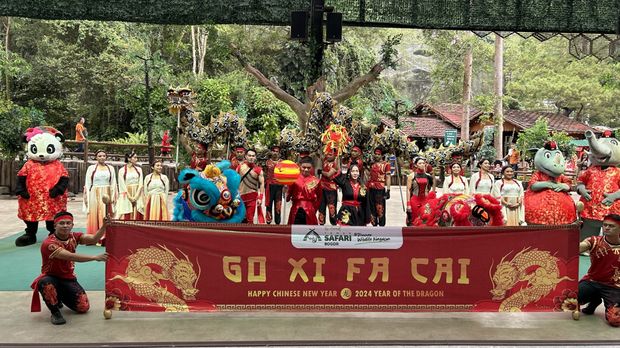 Suasana Imlek bisa kita lihat juga di kawasan Puncak, tepatnya di Taman Safari Bogor. Rangkaian perayaan Imlek 2024 di Taman Safari Bogor berlangsung meriah.