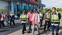 Menhub mengatakan Kemenhub terus melakukan pembangunan dan perpanjangan runway bandara Raja Haji Abdullah. Targetnya tahun ini runway dapat mencapai panjang 2.000 meter. Menhub optimis pembebasan lahan dan perpanjangan runway akan dapat diselesaikan sehingga target panjang runway dapat tercapai. Bila hal tersebut terwujud, maka Bandara Raja Haji Abdullah dapat didarati pesawat jenis Boeing 737.  