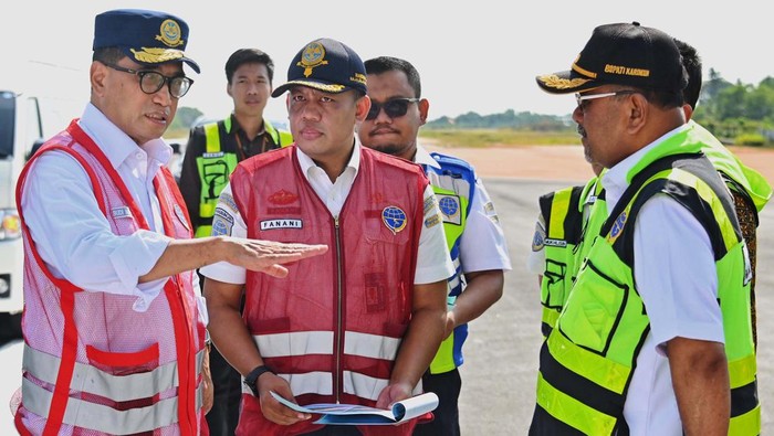 Ini Dia Bandara di Kepri yang Bakal Didarati Boeing 737 Kementerian Perhubungan terus mengupayakan Bandara Raja Haji Abdullah di Tanjung Balai Karimun, Kepulauan Riau (Kepri) dapat didarati pesawat berbadan besar seperti jenis Boeing 737. Hal ini diungkapkan Menteri Perhubungan Budi Karya Sumadi saat mengunjungi bandara tersebut, Kamis (8/2).