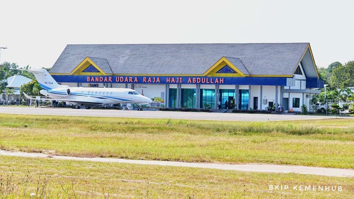 Kementerian Perhubungan terus mengupayakan Bandara Raja Haji Abdullah di Tanjung Balai Karimun, Kepulauan Riau (Kepri) dapat didarati pesawat berbadan besar seperti jenis Boeing 737. Hal ini diungkapkan Menteri Perhubungan Budi Karya Sumadi saat mengunjungi bandara tersebut, Kamis (8/2).