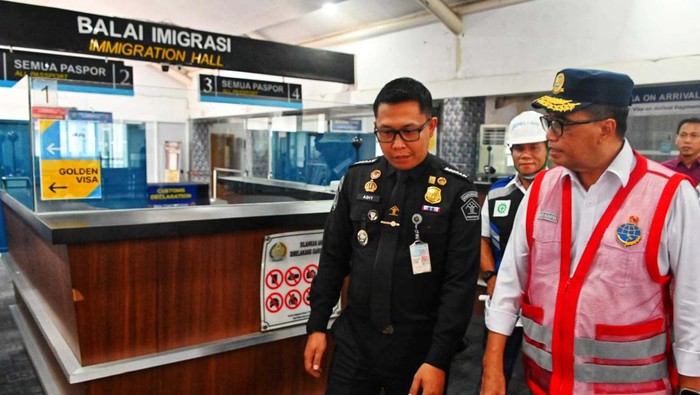 Menteri Perhubungan Budi Karya Sumadi akan mengembangkan serta memaksimalkan fungsi Pelabuhan Dumai di Provinsi Riau dan Pelabuhan Selat Lampa di Provinsi Kepulauan Riau. Hal ini disampaikan Menhub saat meninjau kedua pelabuhan tersebut Kamis (8/2).