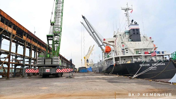 Intip Rencana Besar Kembangkan Pelabuhan di Dumai dan Natuna Menteri Perhubungan Budi Karya Sumadi akan mengembangkan serta memaksimalkan fungsi Pelabuhan Dumai di Provinsi Riau dan Pelabuhan Selat Lampa di Provinsi Kepulauan Riau. Hal ini disampaikan Menhub saat meninjau kedua pelabuhan tersebut Kamis (8/2).